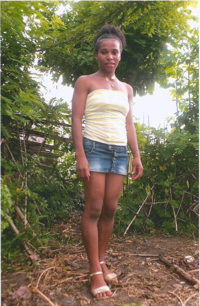 Sandra 24 Jahre Sambava Madagaskar