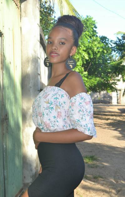 Anyah 22 ans Toamasina Madagascar