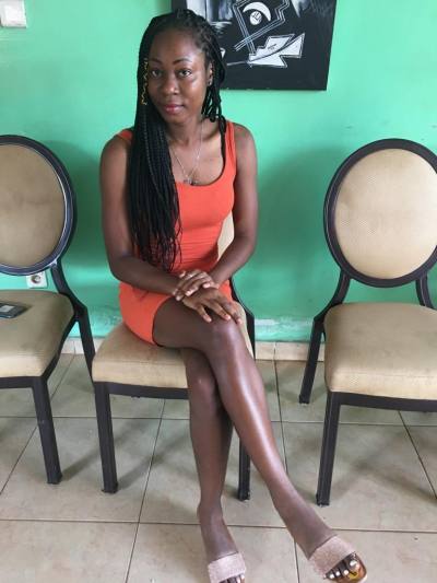 Jeanne 25 ans Yaoundé Cameroun