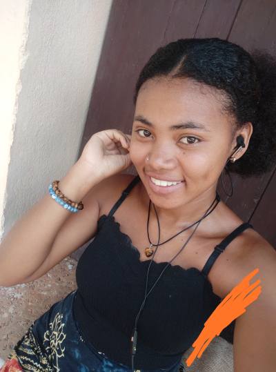 Sara 24 Jahre Majunga  Madagaskar