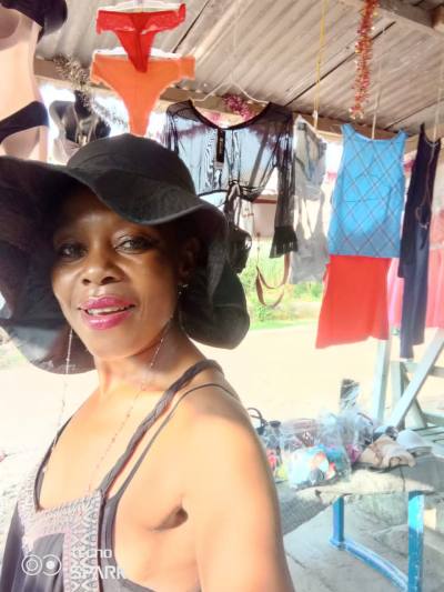 Yolande 43 Jahre Douala  Kamerun