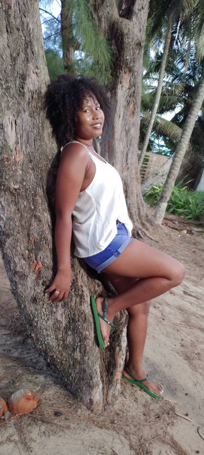 Estelle 23 ans Sambava Madagascar