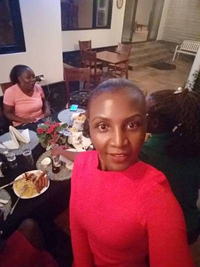 Edna 36 ans Kampala Ouganda