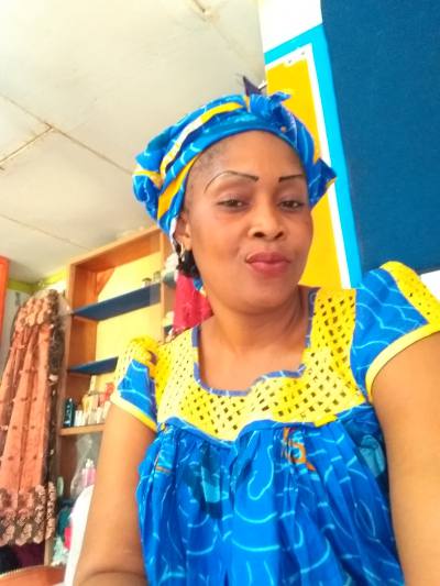 Stephanie 44 Jahre Yaoundé Kamerun