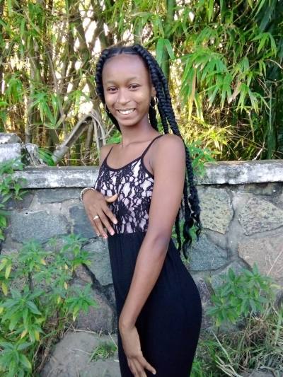Zinah 22 ans Tamatave Madagascar