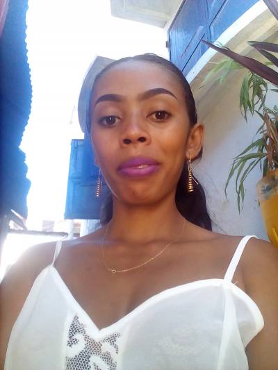 Nirina 31 ans Nosy-be Hell_ville Madagascar