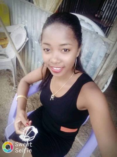 Violette 28 ans Antananarivo Madagascar