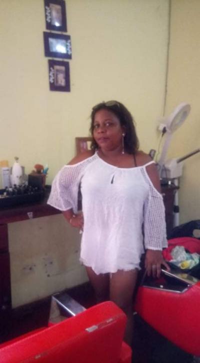 Annia 37 ans Nosy Be Hellville Madagascar
