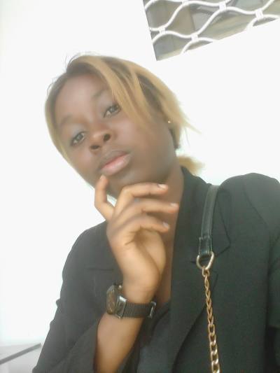 Elise 27 ans Yaoundé Cameroun