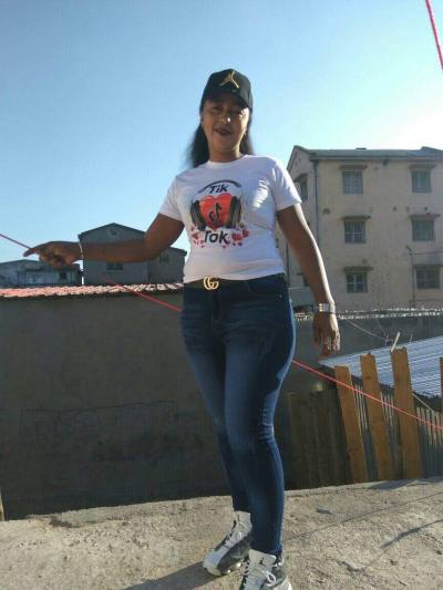 Ernestine 37 Jahre Antananarive  Madagaskar
