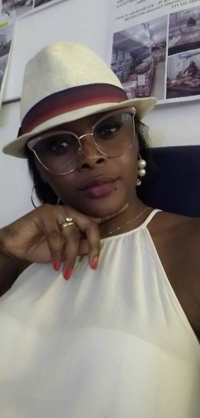 Murielle 34 ans Douala  Cameroun