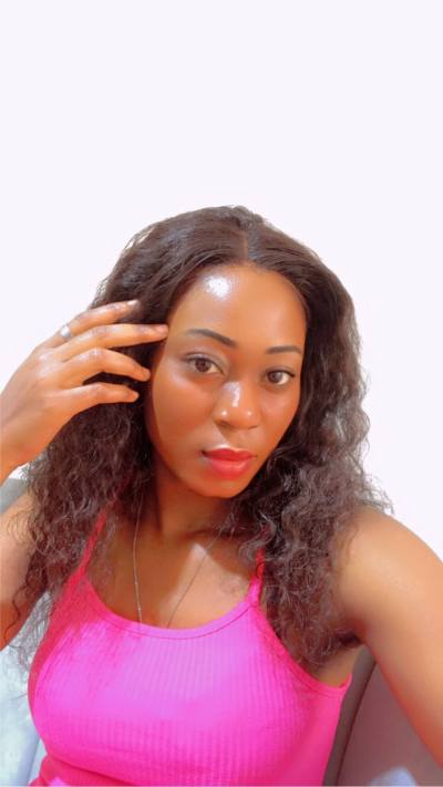 Jeanne 25 ans Yaoundé Cameroun
