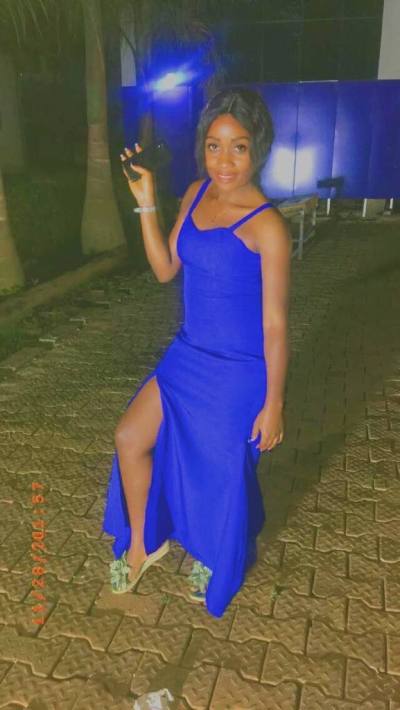 Suzanne  33 Jahre Yaoundé Kamerun