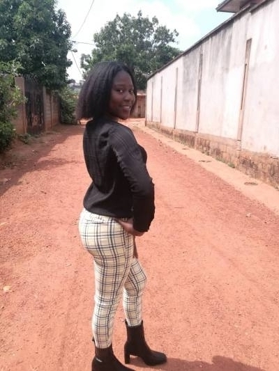 Angele 27 ans Yaoundé 4 Cameroun