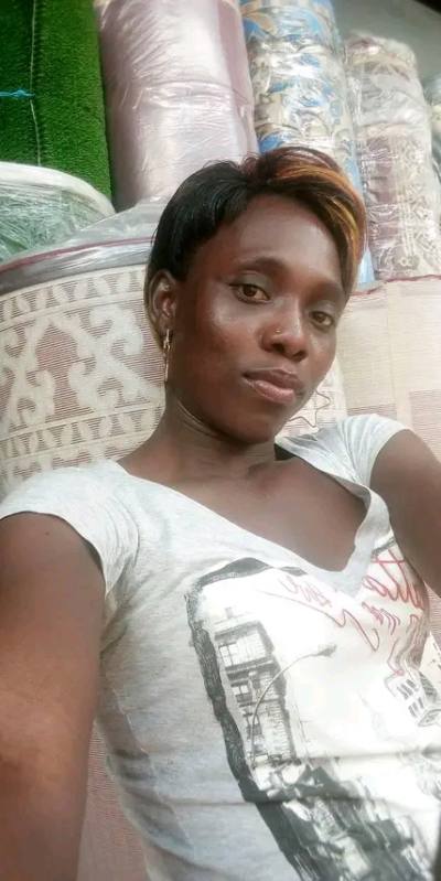Lucie 39 ans Verge Cameroun
