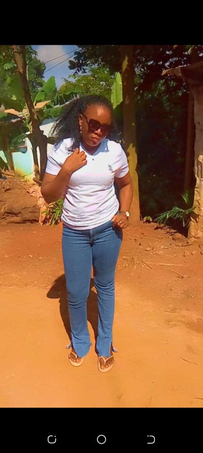 Dorine 25 ans Yaoundé Cameroun