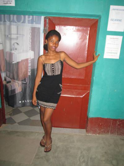 Ernestine 24 Jahre Ambanja Madagaskar