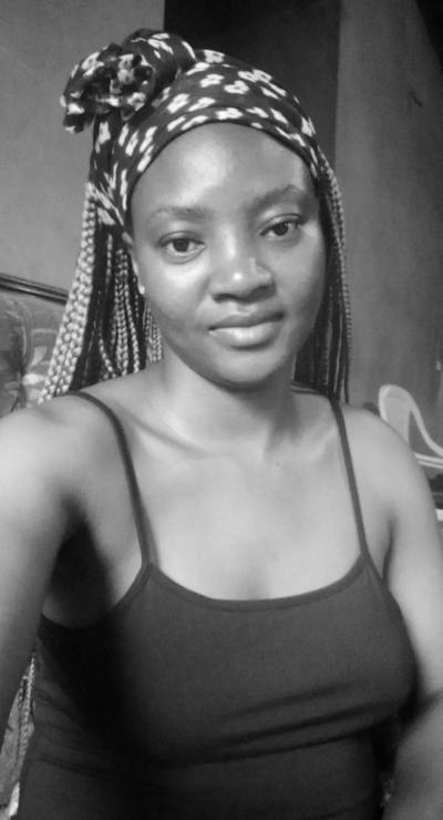 Michelle 26 ans Chrétienne Cameroun