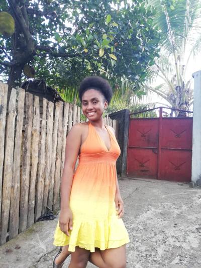Brenda 22 ans Tamatave Madagascar