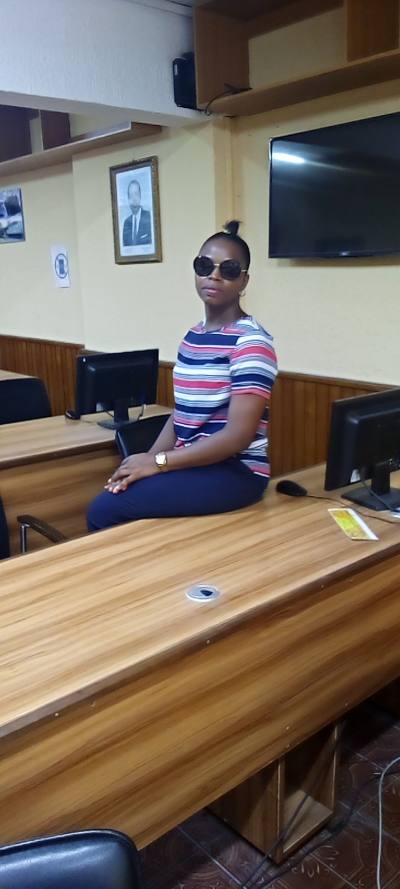 Agnes 33 Jahre Douala Cameroun