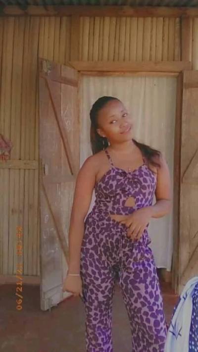 Brunette 22 Jahre Antsiranana Madagaskar