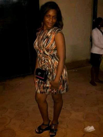 Paola 27 Jahre Nsam Kamerun