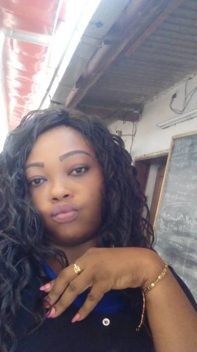 Julienne 37 Jahre Yaoundé Kamerun