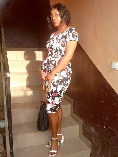 Ines 28 ans Yaoundé Cameroun