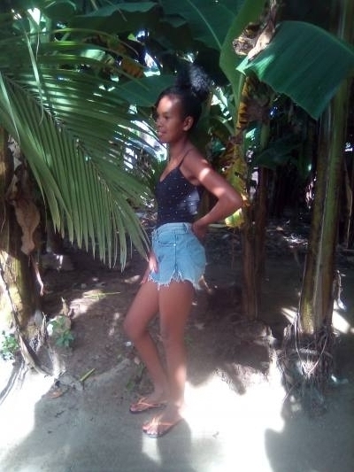 Jeanine 22 Jahre Ambanja Madagaskar