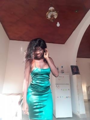 Lauraine 25 ans Yaounde 4 Cameroun