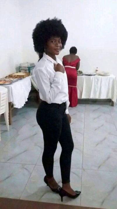 Marie 26 ans Yaoundé Cameroun