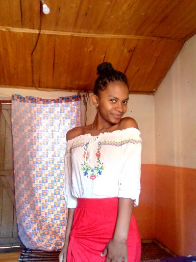 Odriana  22 ans Samaba Madagascar