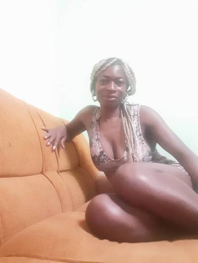 Nadine 32 Jahre Yaounde Kamerun