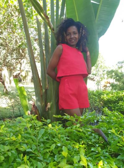 Stephanie 33 Jahre Sambava Madagaskar