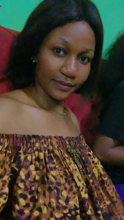 Charleine 26 Jahre Yaoundé Kamerun