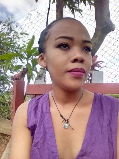 Laura 26 ans Sambava  Madagascar