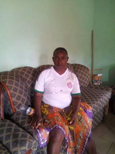 Judith 35 Jahre Nkolafamba Kamerun