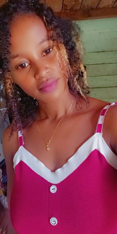 Elodia 28 ans Antalaha Madagascar