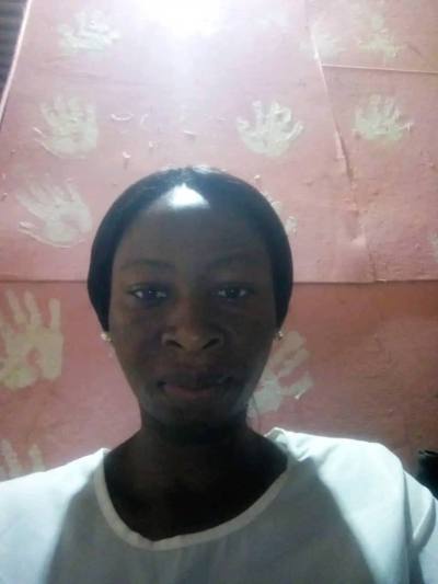 Annick 31 Jahre Yaoundé Kamerun