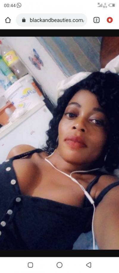 Marie 32 Jahre Yaoundé 4 Kamerun