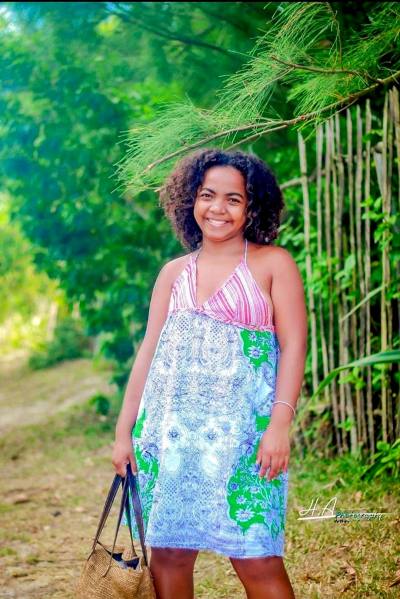 Christelle 24 Jahre Toamasina Madagaskar