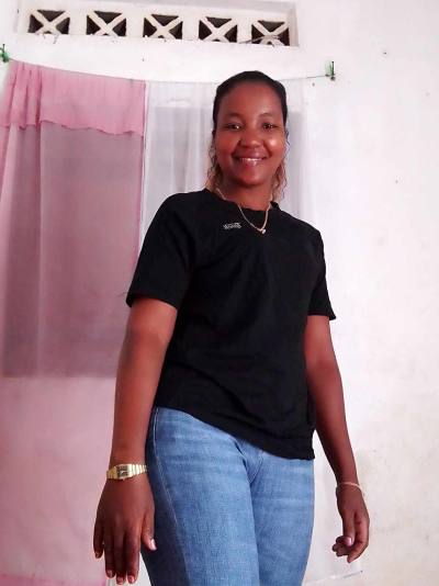 Aline 29 years Fénérive-est Madagascar