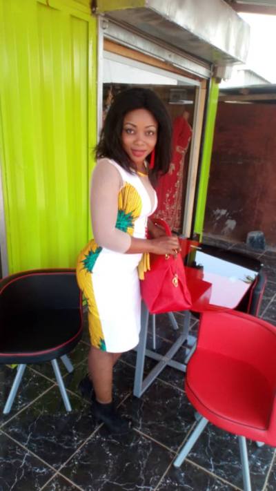 Diane 40 Jahre Yaoundé Kamerun