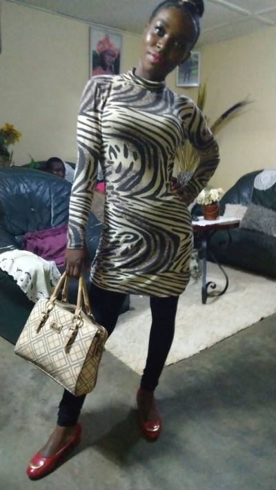 Laurentine 28 Jahre Yaoundé  Kamerun