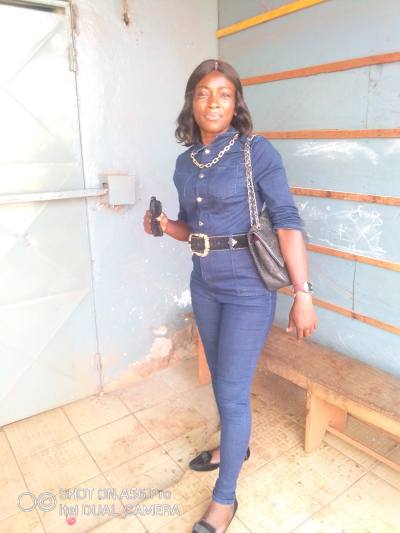 Julie 27 ans Yaoundé  Cameroun
