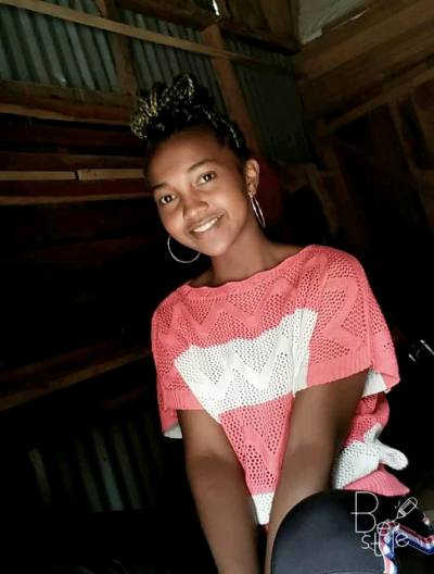 Jessica 27 Jahre Sava Madagaskar
