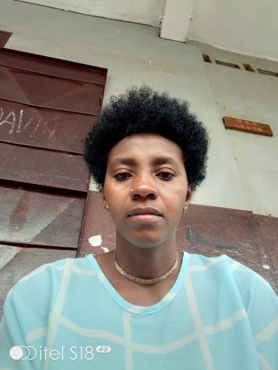Ernestine 37 Jahre Antsiranana Madagaskar