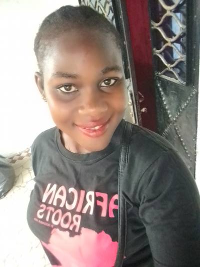 Naomi 24 Jahre Douala Kamerun