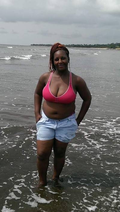 Monique 41 Jahre Douala Kamerun