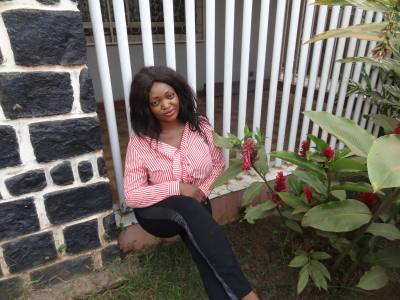 Sandrine 36 Jahre Yaoundé Kamerun